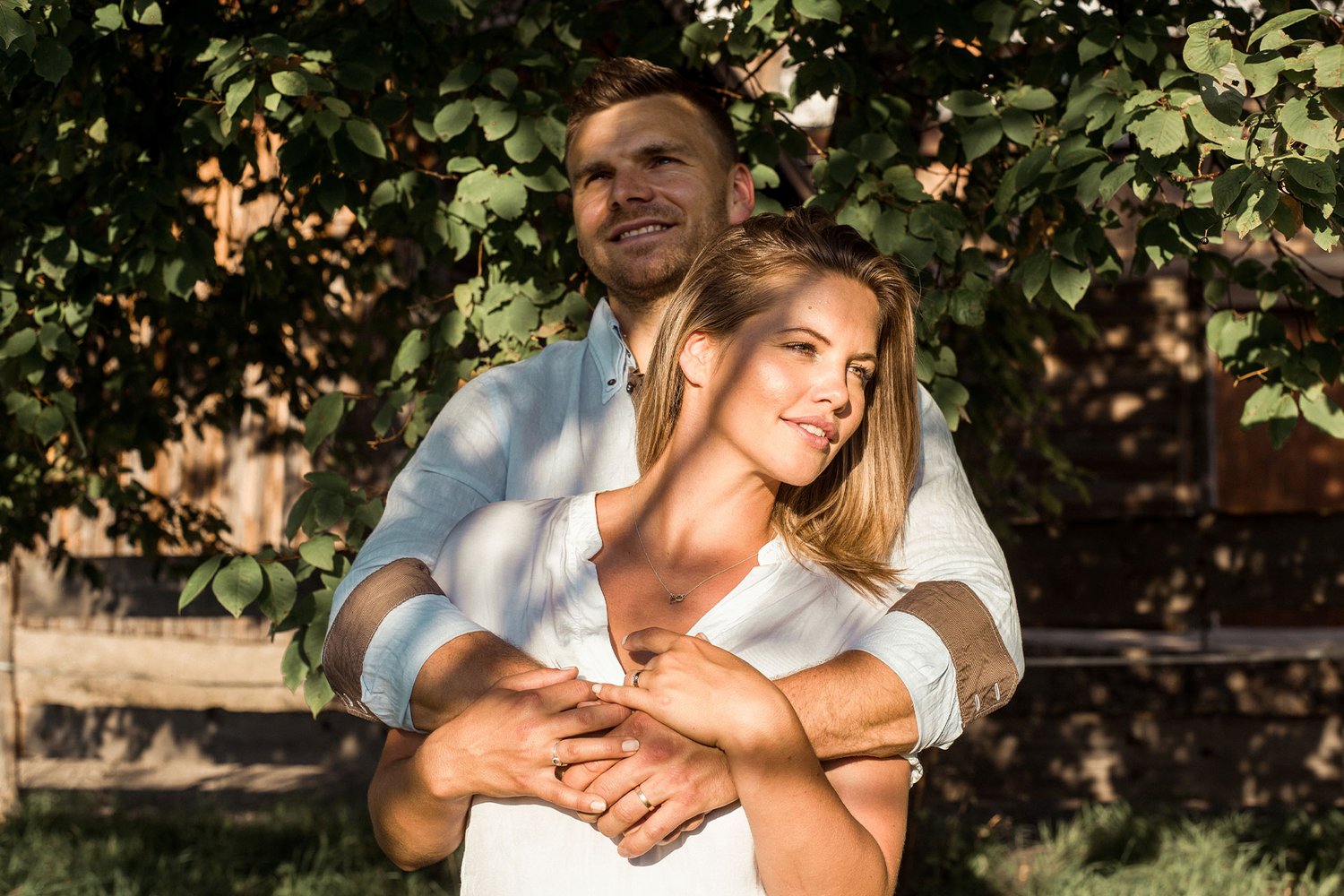 Ein Paar umarmt sich in der Sonne