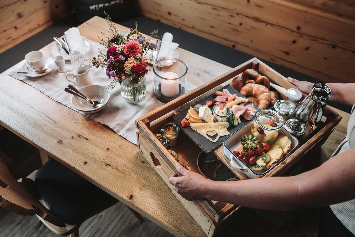 Lieferung des individuell bestückten Frühstückskorbs direkt ins Chalet