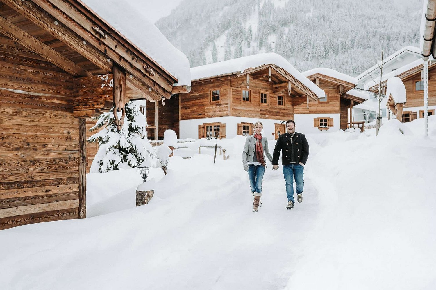 Ansicht des winterlich verschneiten Chaletdorfs mit den Gastgebern Albert und Sonja Gilb