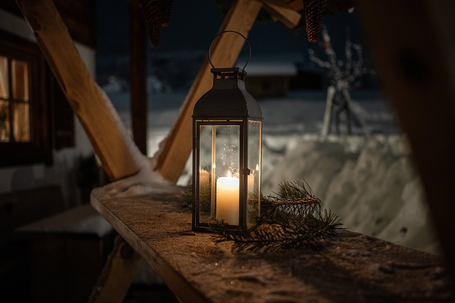 Detailaufnahme weihnachtlicher Deko im verschneiten Chaletdorf