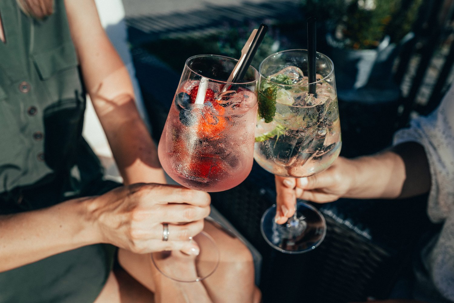 Zwei Frauen stoßen mit ihren kühlen Sommergetränken an