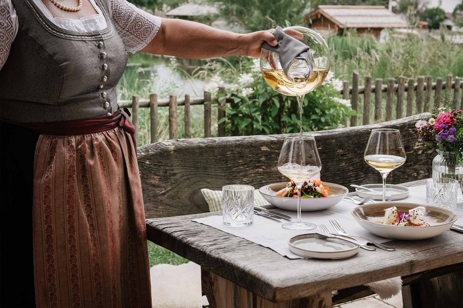 Aufnahme feiner Speisen, serviert auf der eigenen Chaletterrasse