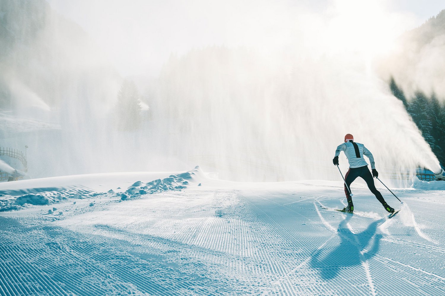 Bild eines sportlichen Langläufers in einer verschneiten Winterlandschaft