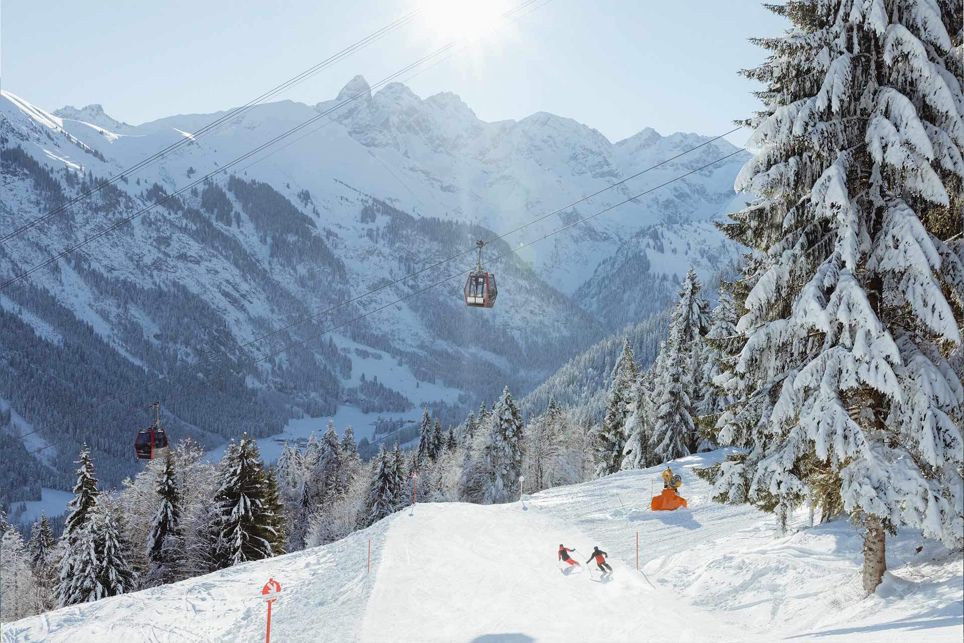winterliche Aufnahme der Skipisten und des Skilifts am Fellhorn
