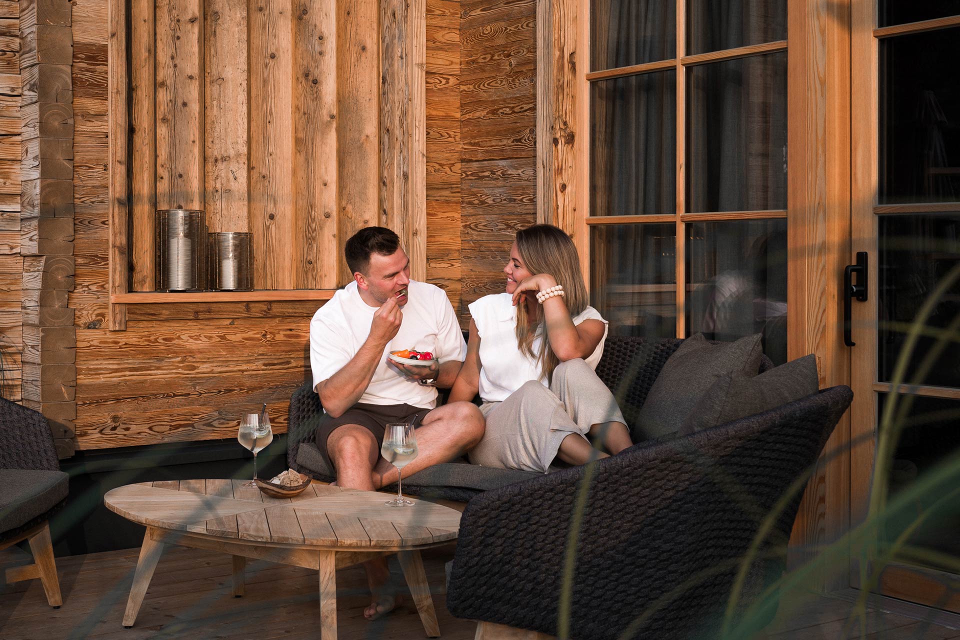 Abendstimmung von Paar in gemütlicher Lounge vor Premium Plus Chalet
