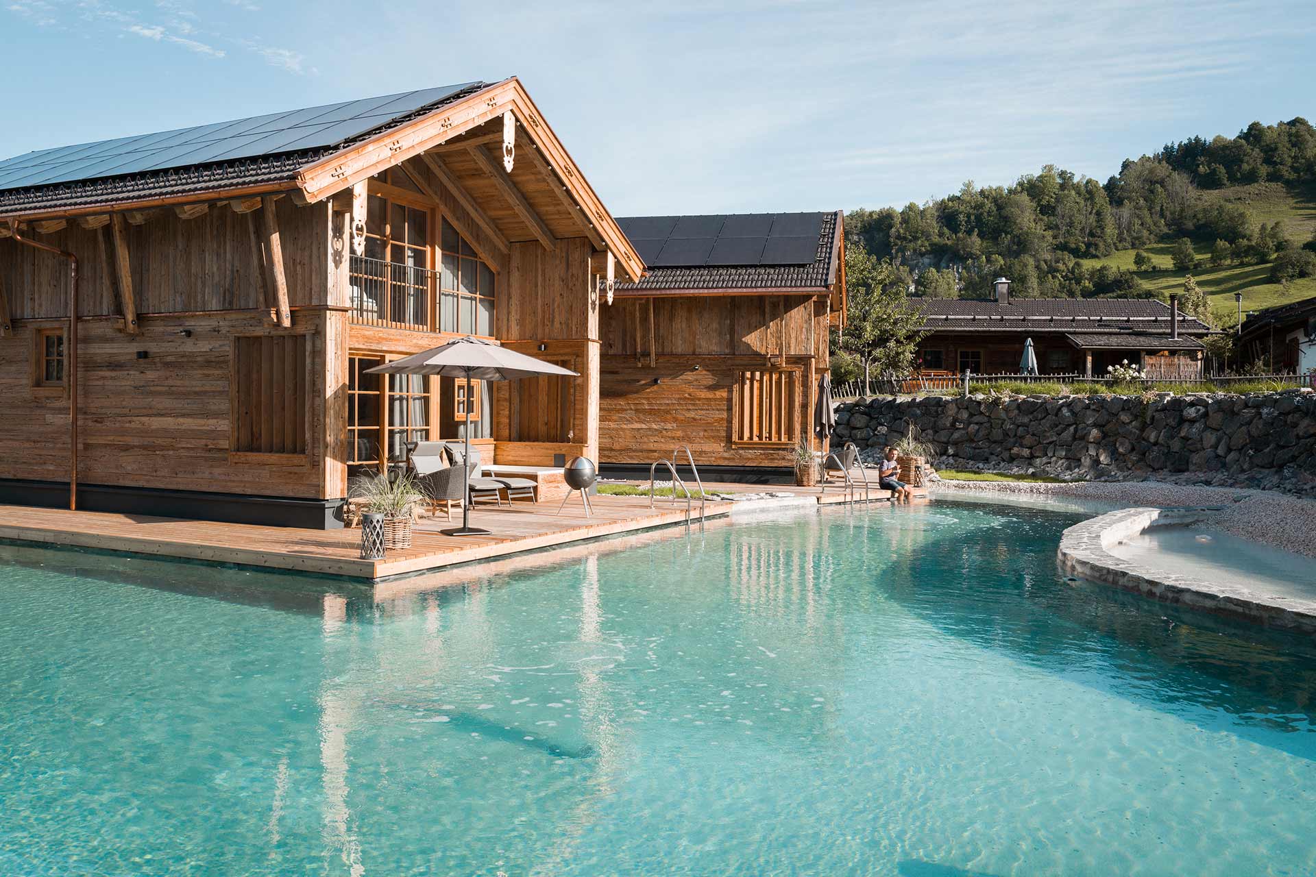 Blick auf die neuen Premiumchalets am See mit direktem Zugang von der Terrasse in den Naturbadesee