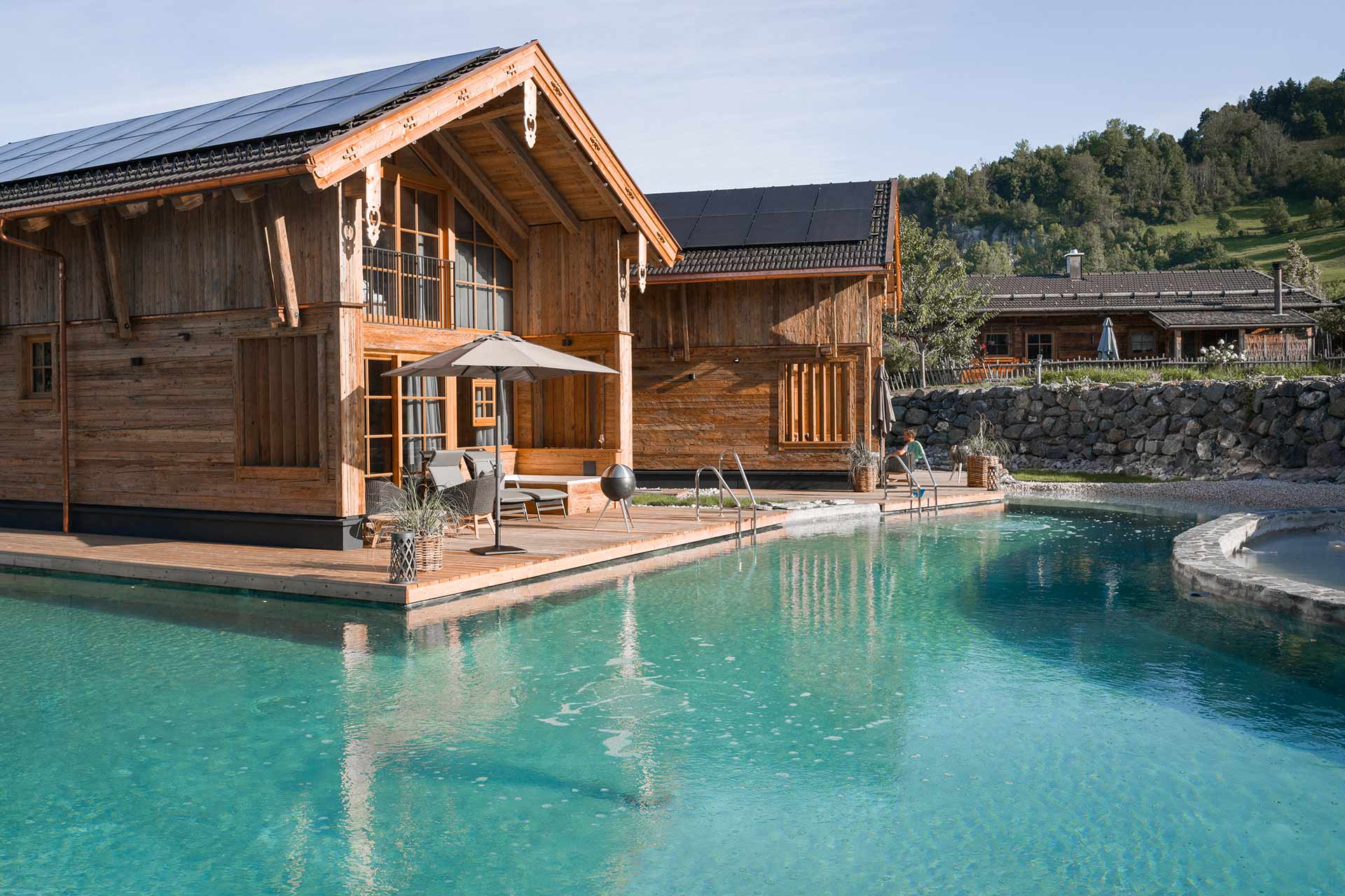 Blick auf die neuen Premiumchalets am See mit direktem Zugang von der Terrasse in den Naturbadesee