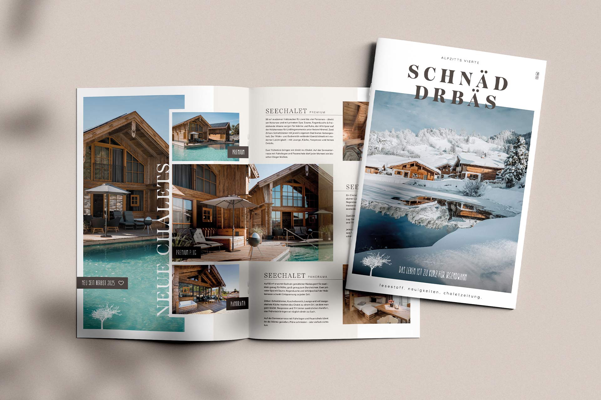 Auf dem Bild ist ein aufgeschlagenes Magazin zu sehen, das eine moderne Holzchalete im alpinen Stil zeigt. Rechts steht der Titel "SCHNÄD DRBÄS". Es gibt Bilder von der Chalete und eventuell Informationen zu Ausstattung und Umgebung.