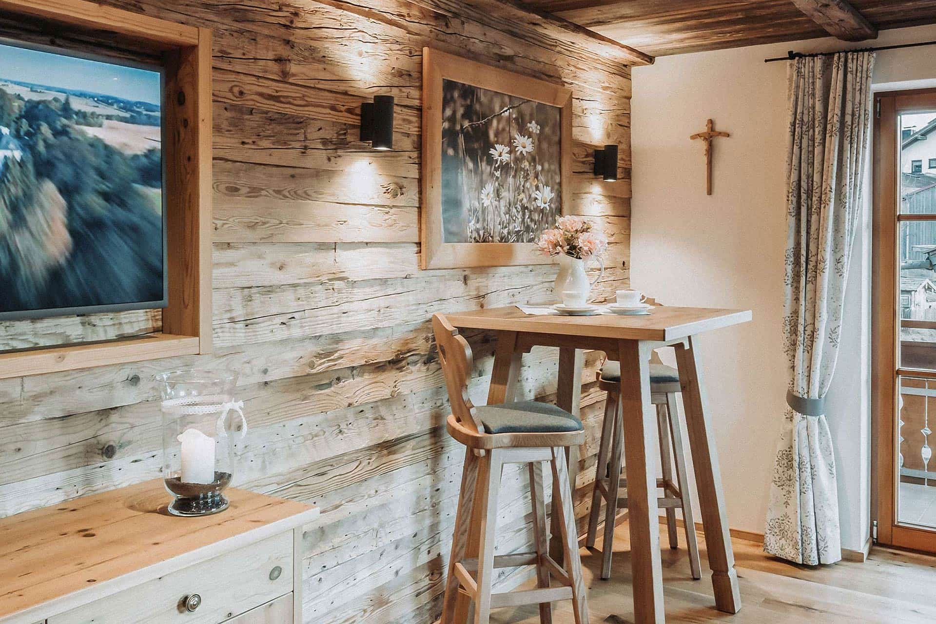 Blick in den Wohnraum der Ferienwohnung Mittag mit gemütlichem Stehtisch