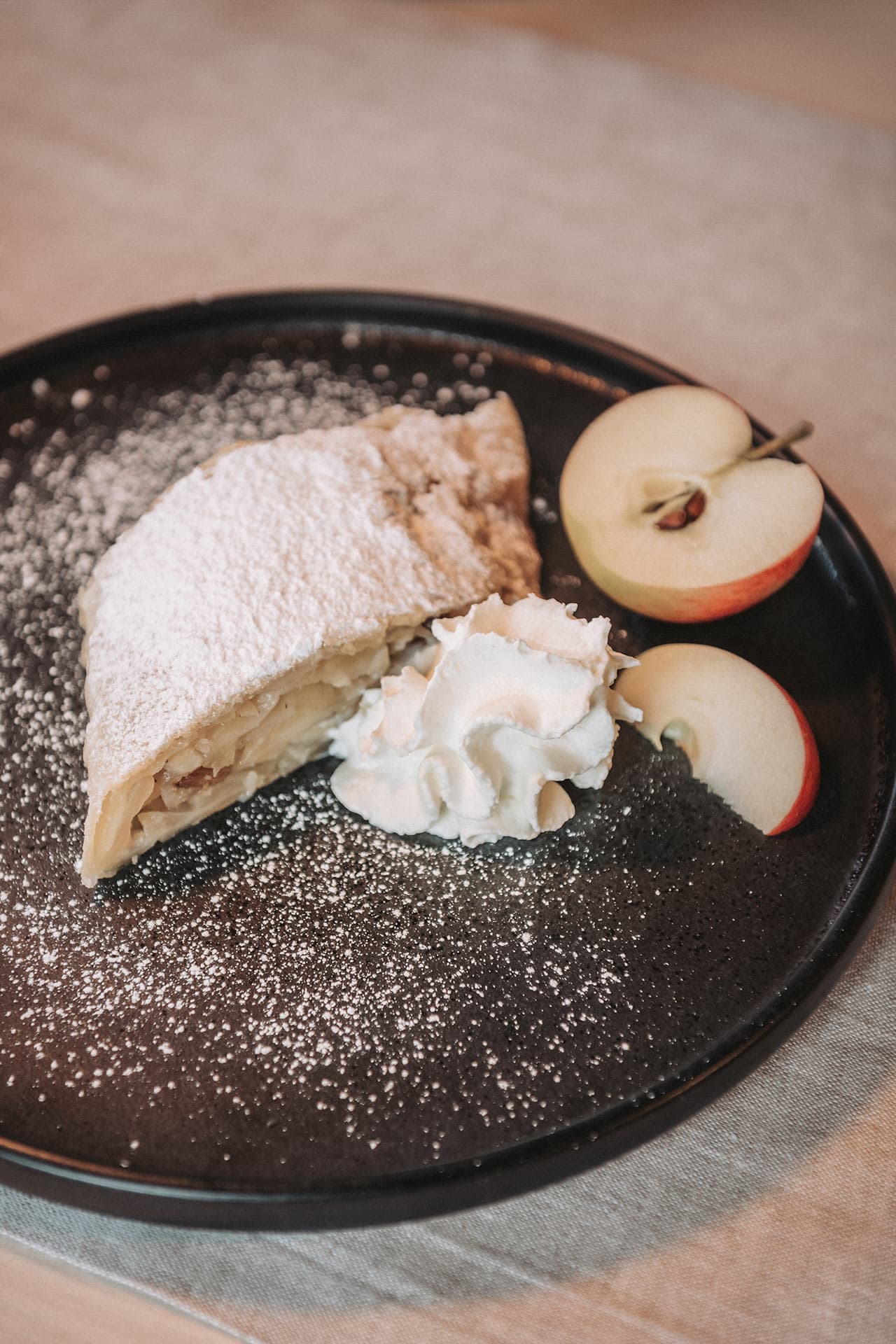 Aufnahme eines frischen Apfelstrudels mit Schlagsahne