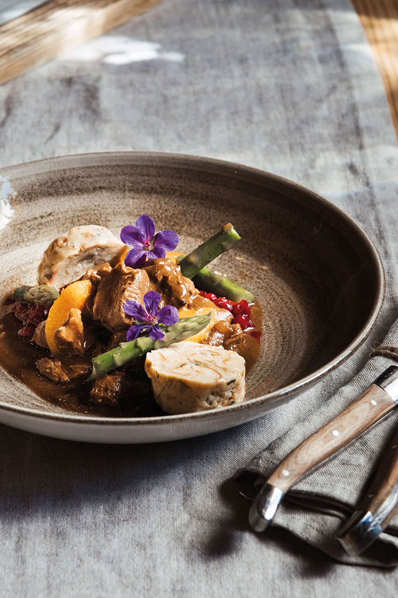 Detailaufnahme eine Fine Dining Gerichts aus Alpzitts Genusswerk