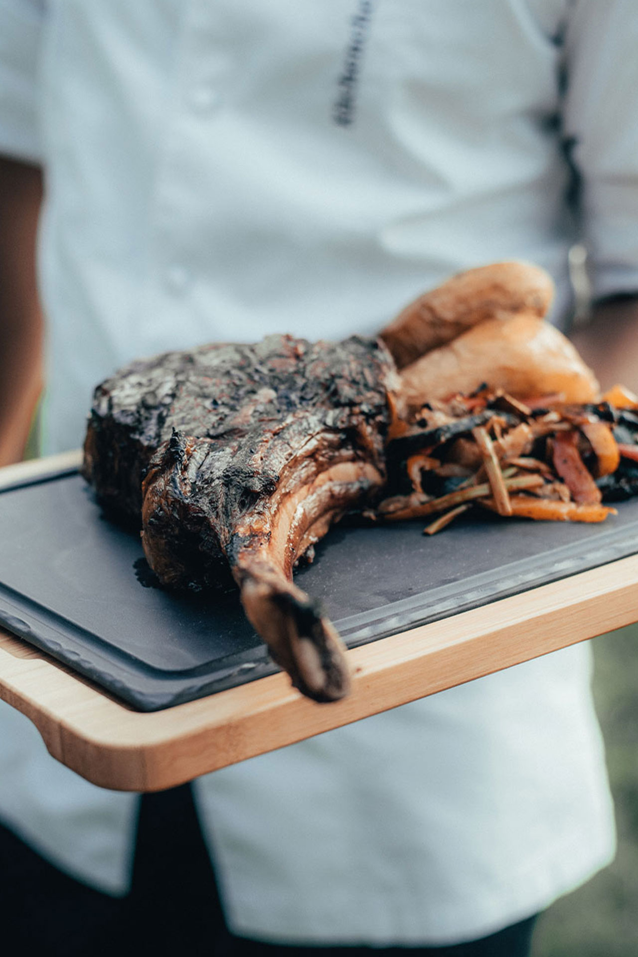 Alpzitts Küchenchef serviert eine fein zubereitete Fleischspeise