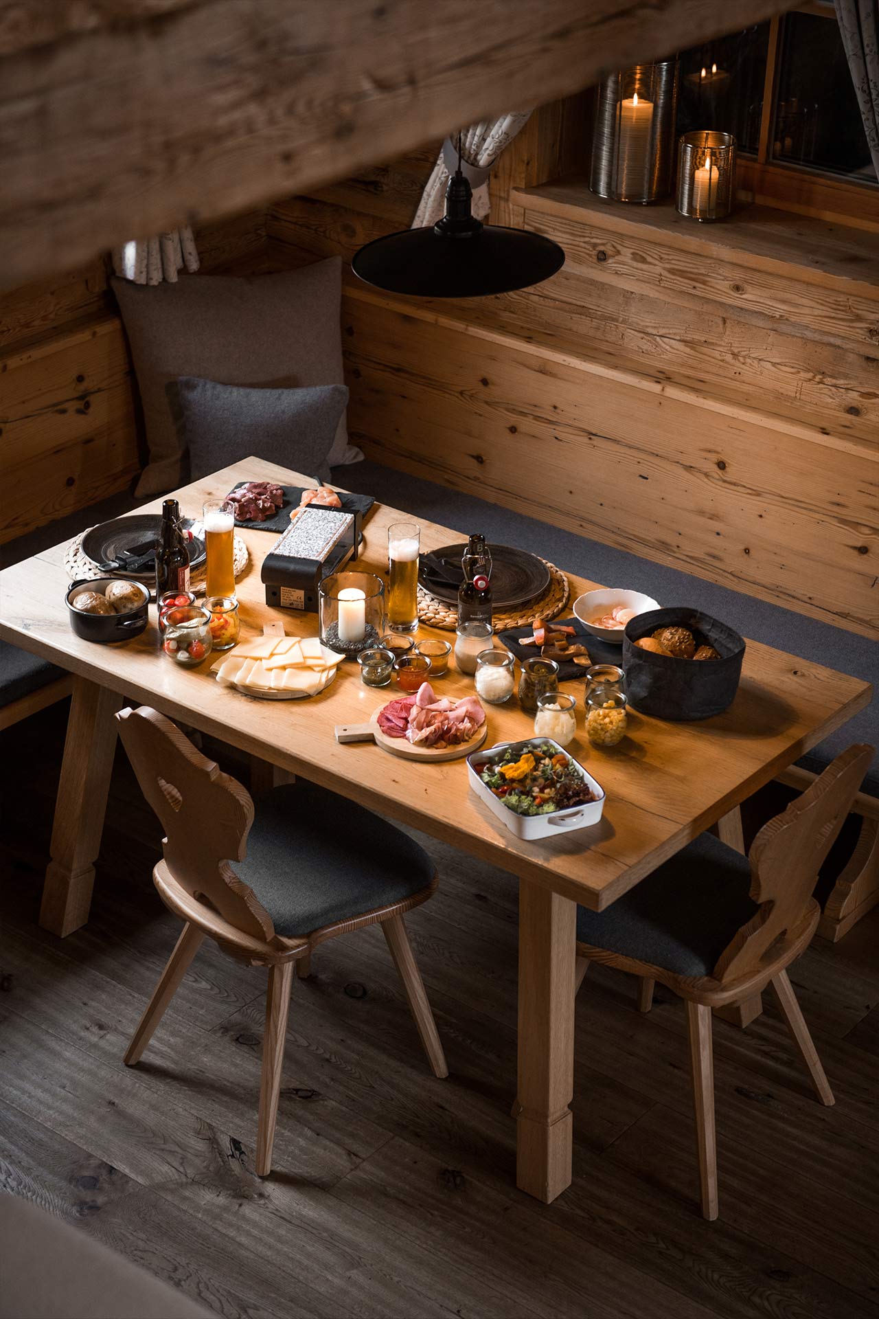 privates Raclette Dinner im eigenen Chalet. Der Tisch ist mit allerhand feinen Dingen eingedeckt