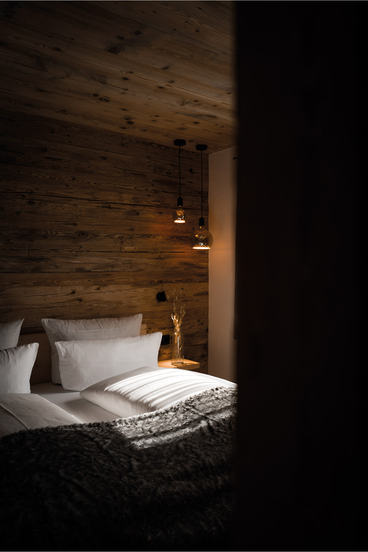 Blick in das gemütliche Schlafzimmer eines Chalets