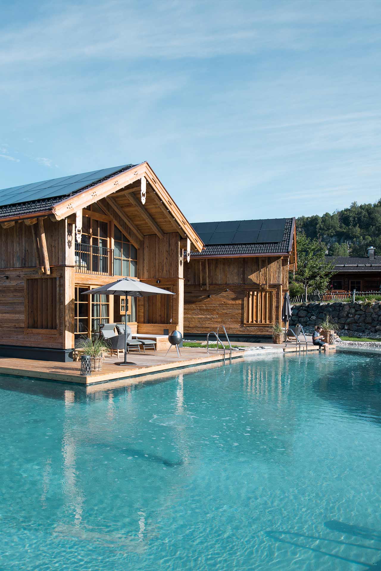 Blick auf den Naturbadesee und die Premium Chalets am See