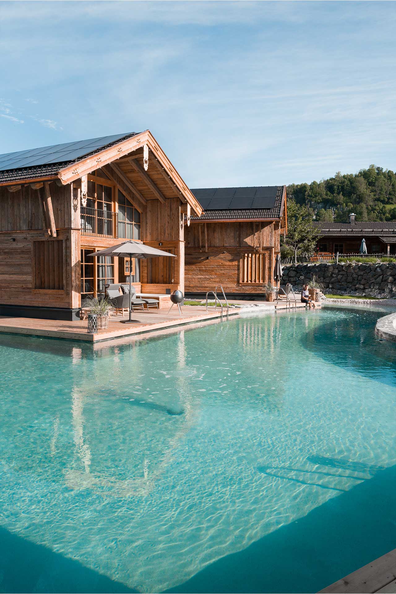 Blick auf den Naturbadesee und die Premium Chalets am See