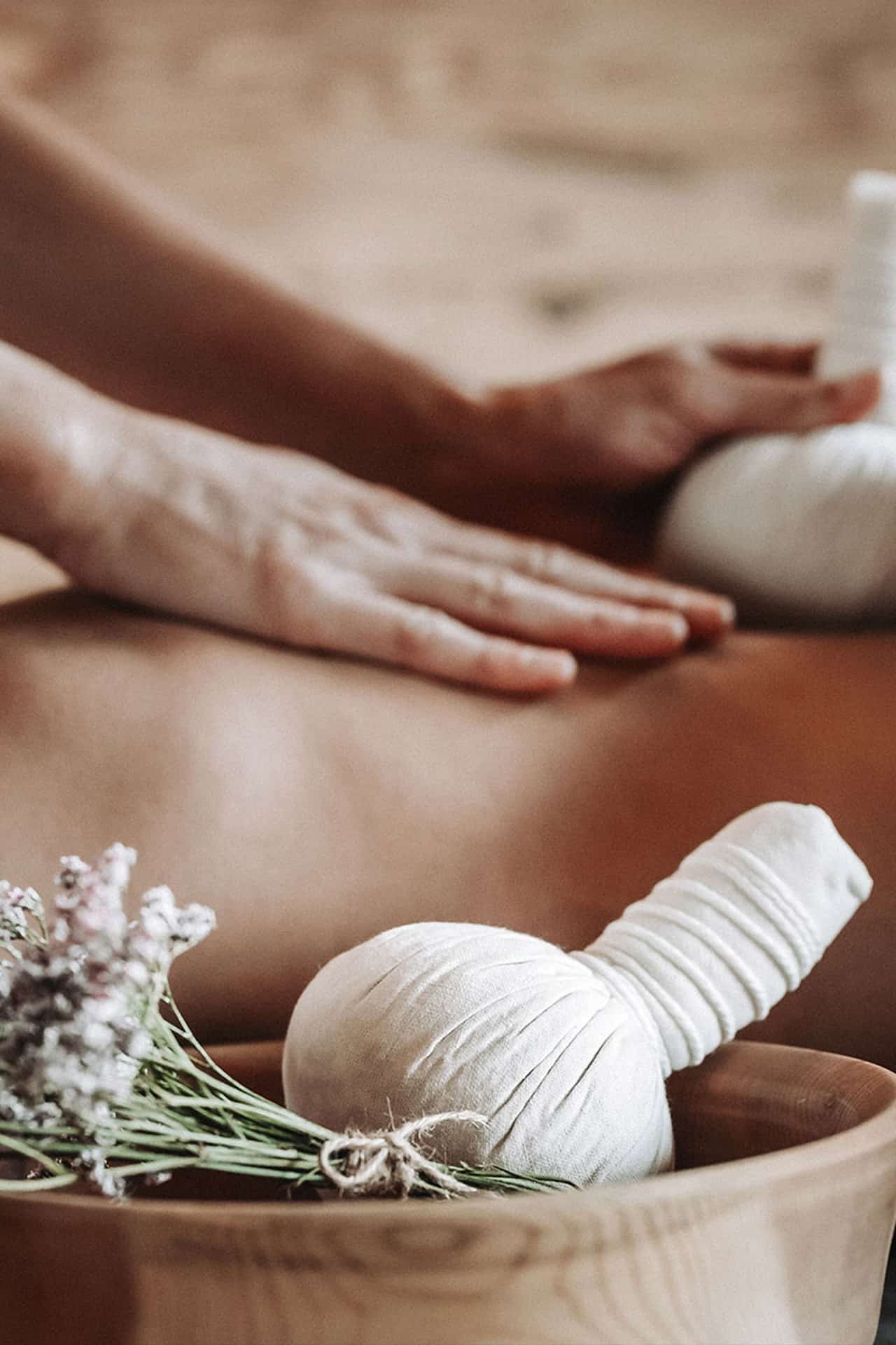 Bild einer Kräuterstempelmassage in Alpzitts Spa & Retreat
