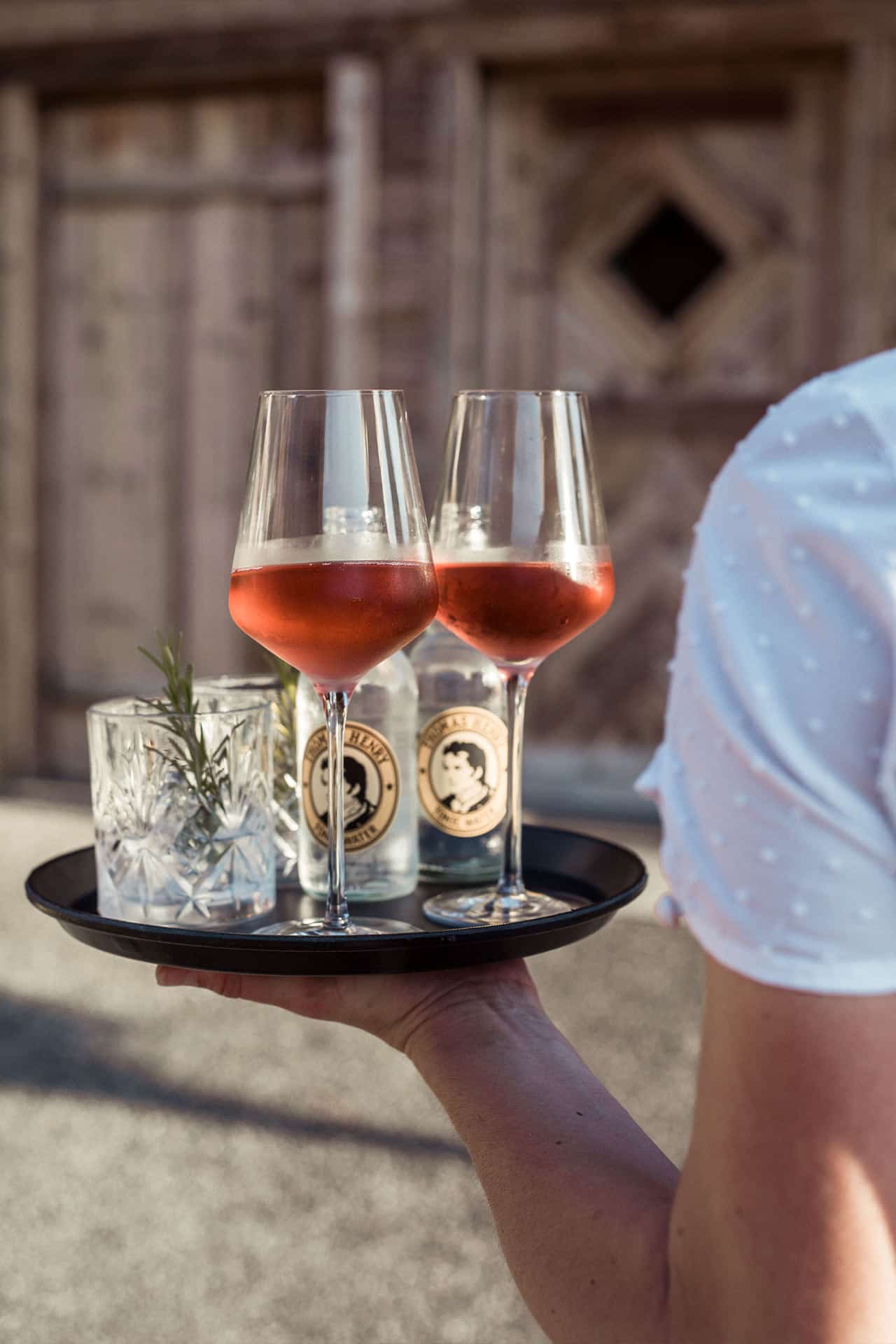 Eine Frau serviert frische Getränke in der Alpzitt Lounge