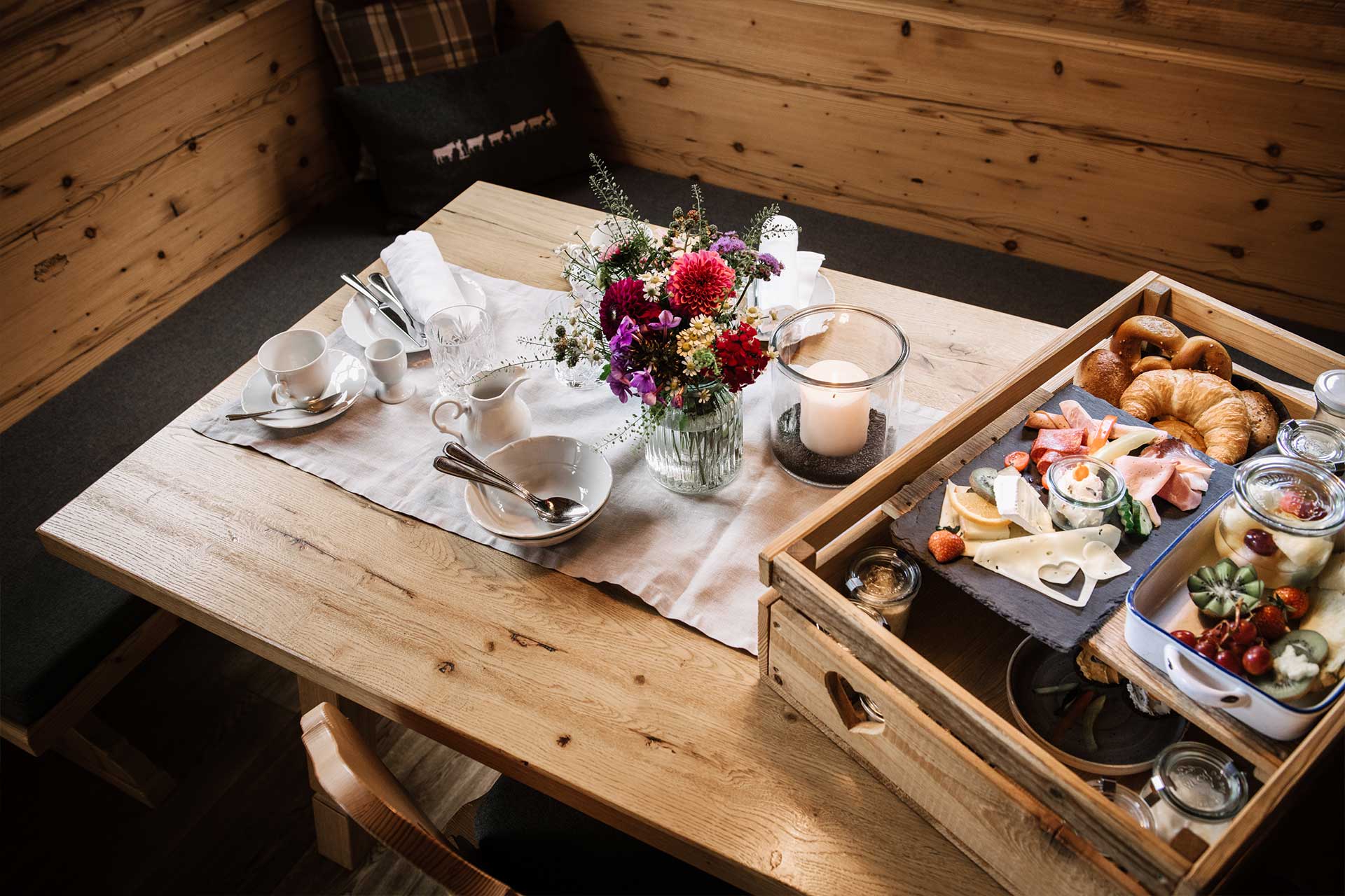 Bild des individuell bestückten Frühstückskorbs, der direkt ins Chalet geliefert wird