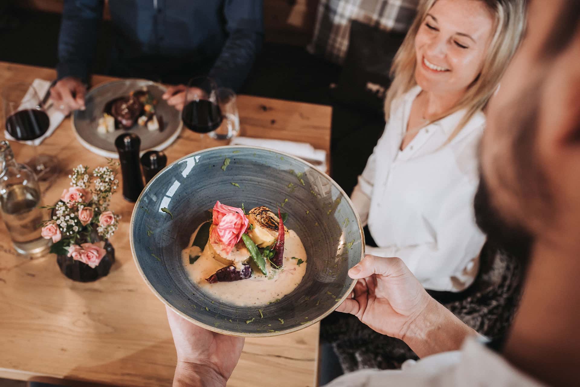 Küchenchef Alex serviert die Gerichte direkt an die Chaletgäste