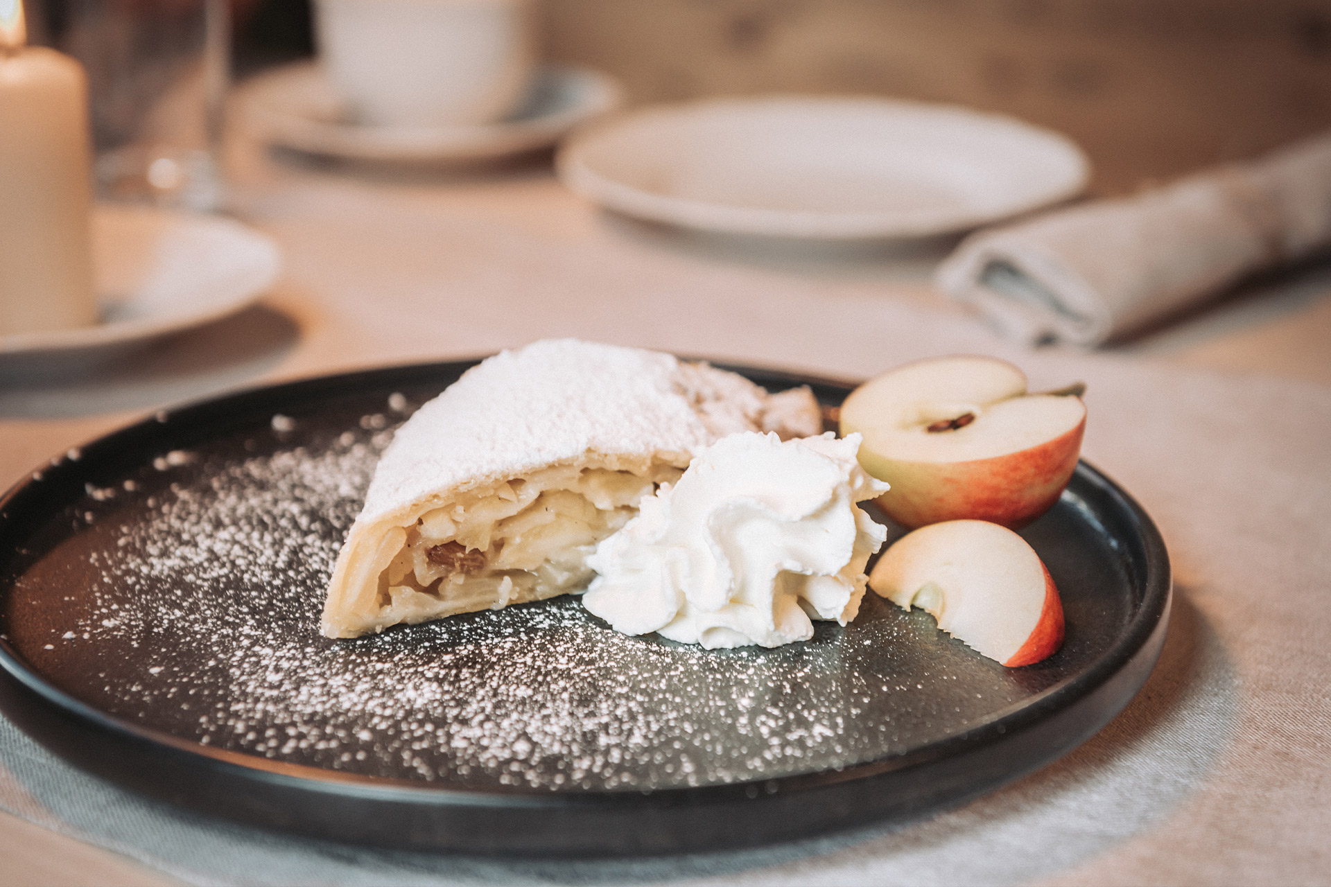 Aufnahme eines Stücks Apfelstrudel mit Sahne