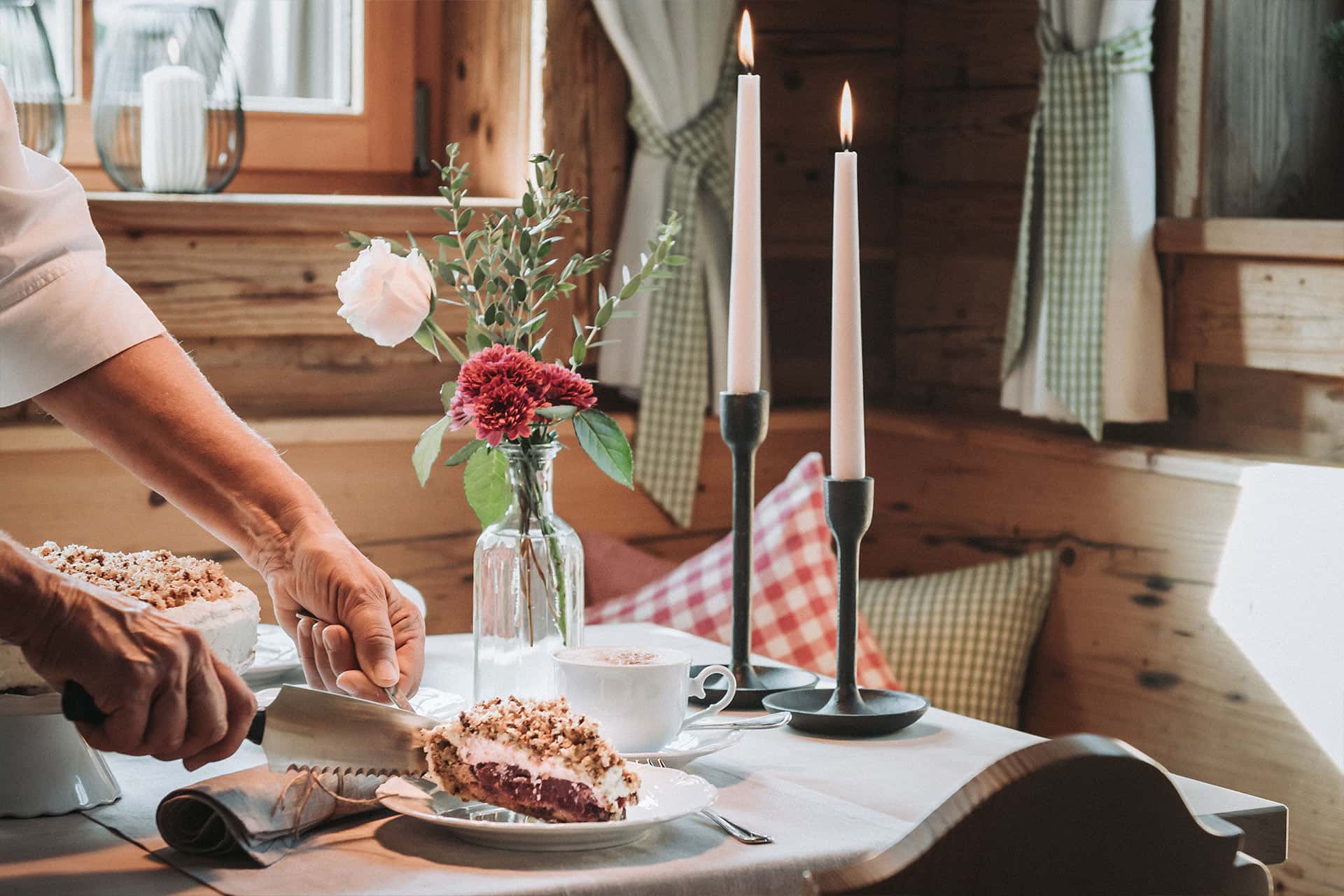 Bild eines frischen Kirsch-Streusel Kuchens auf einem eingedeckten Tisch