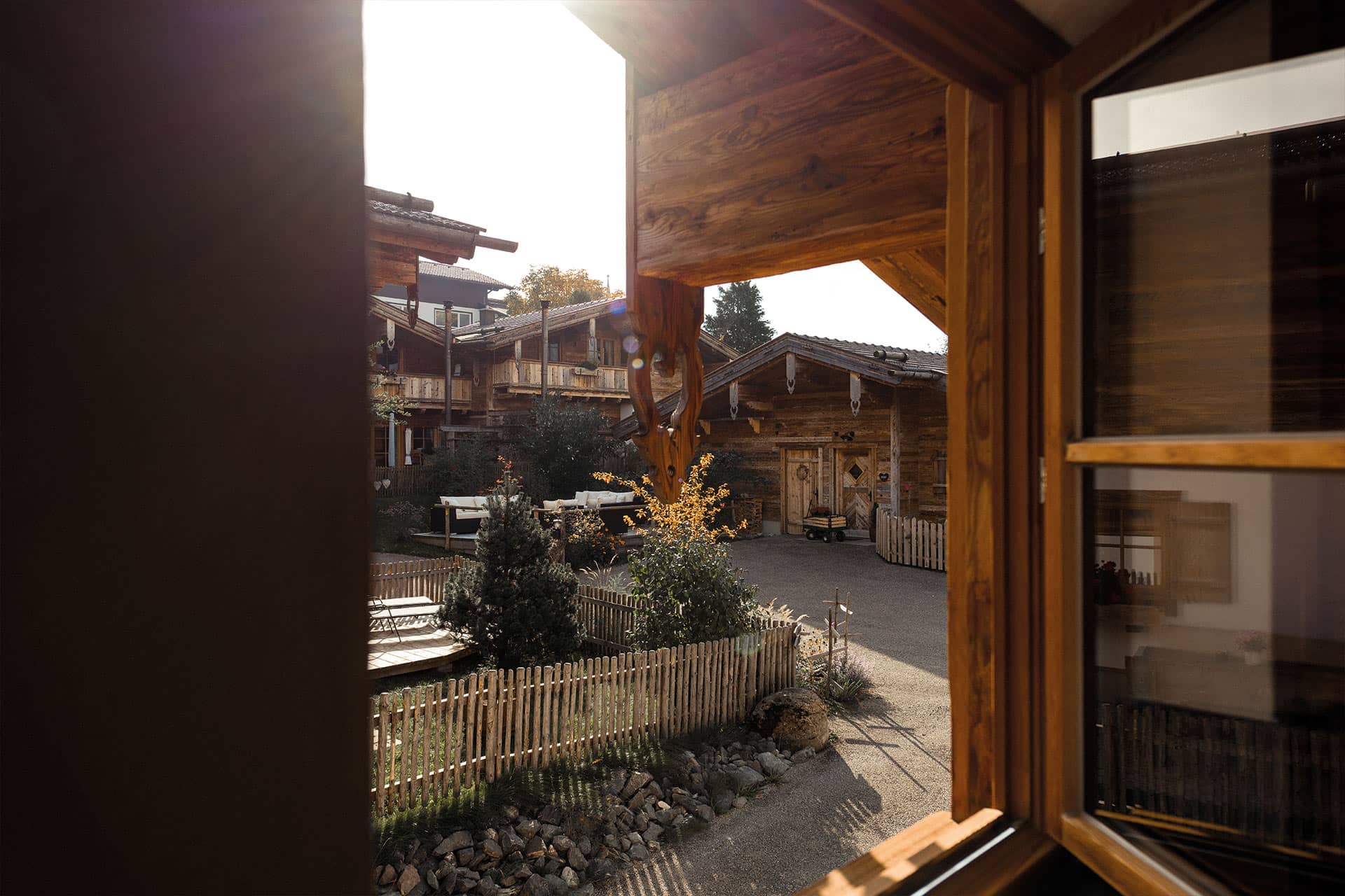 Blick aus dem Chaletfenster in die Herbstsonne im Chaletdorf