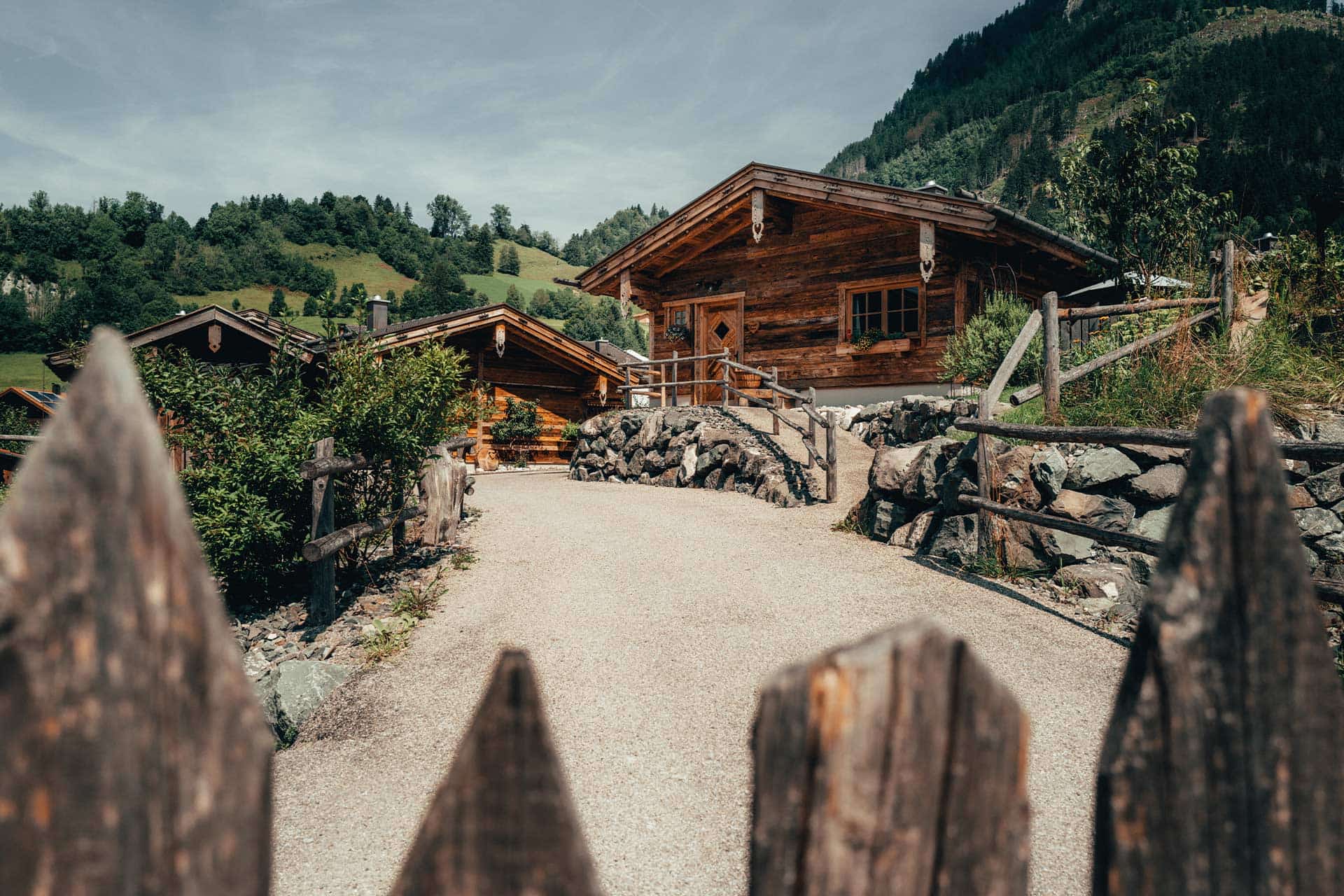 sommerliche Aufnahme des Chaletdorfs