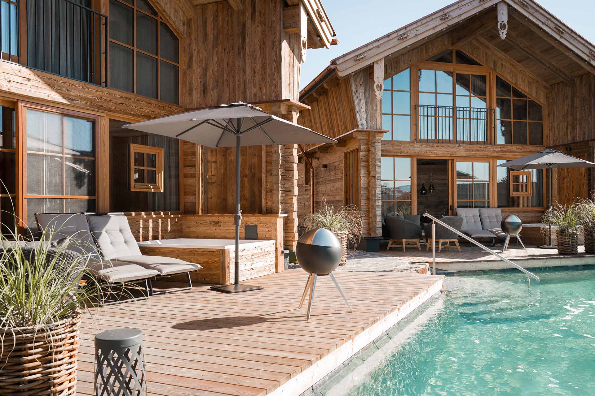 Blick auf die Chalet Terrasse des Premium Plus Chalets mit privatem Naturbadesee